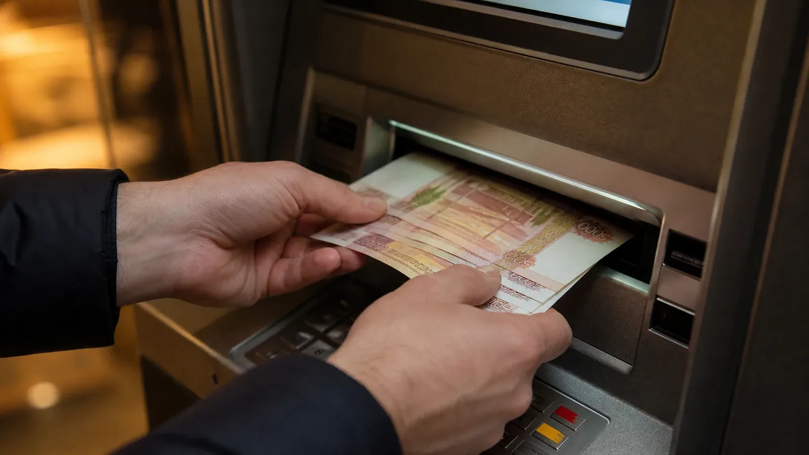 Как положить деньги на карту: все способы, комиссии и реальные лимиты